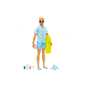 ® Bebek ve Aksesuarlar Deniz şortu ve plaj temalı aksesuarları olan sarışın Ken® bebek HPL74