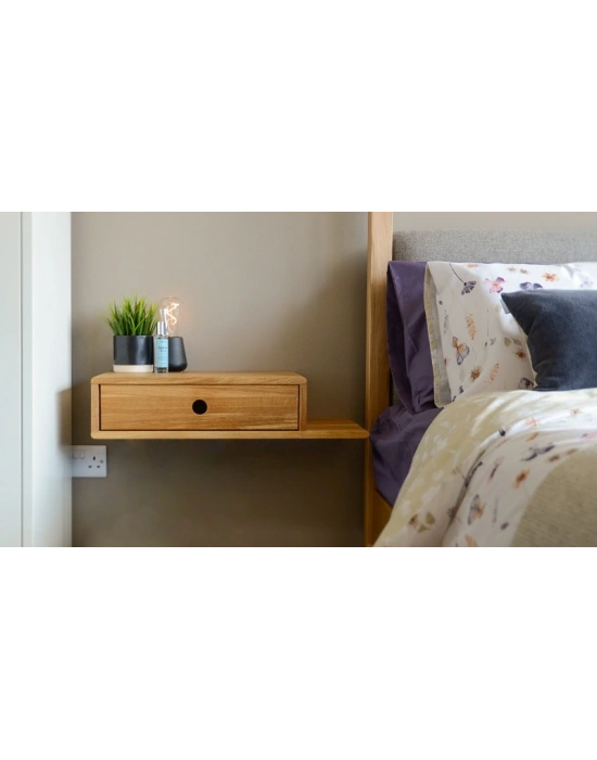 Ahşap çekmeceli raflı uçan komodin