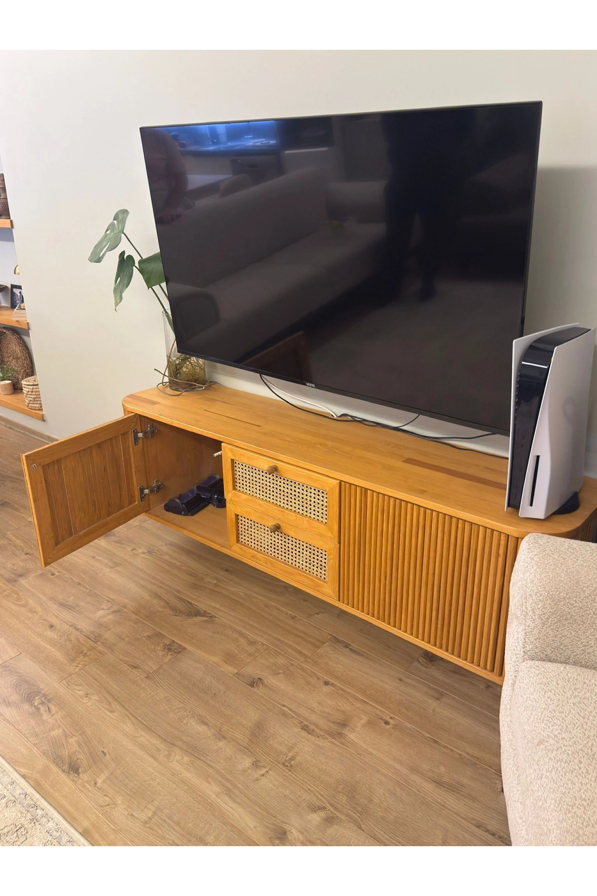 Loen Hazeran Detaylı Açık Ceviz Renk Masif Ahşap TV Ünitesi