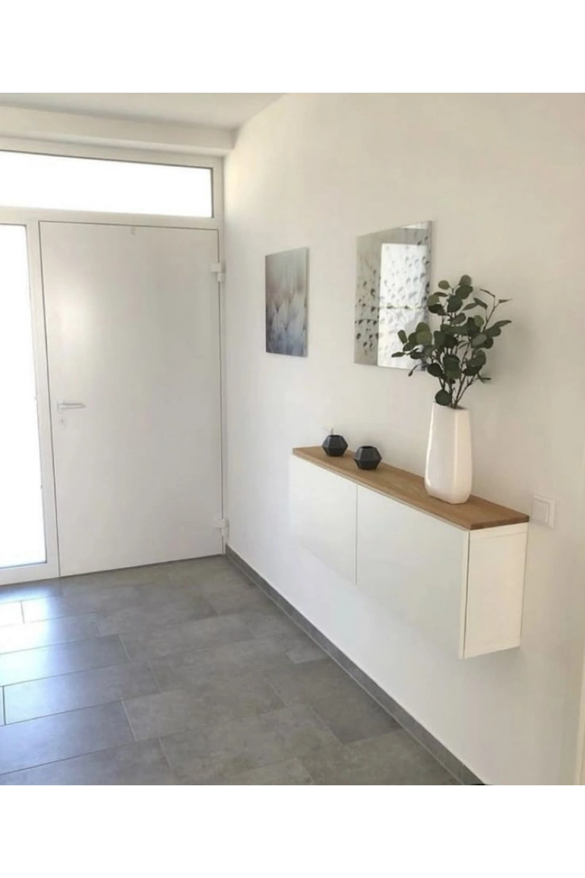 Holzverarbeiteter moderner weißer Konsol mit Holzdetails