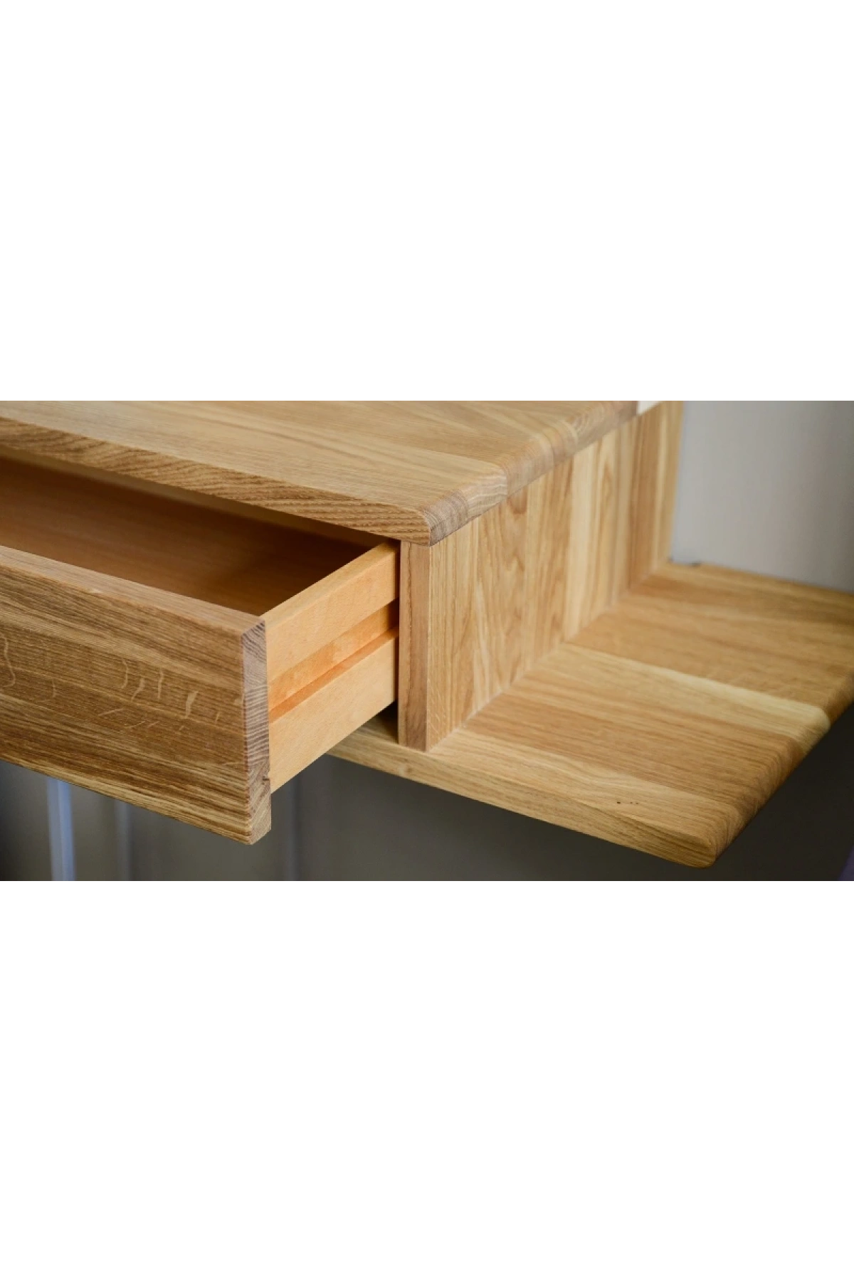 Ahşap çekmeceli raflı uçan komodin