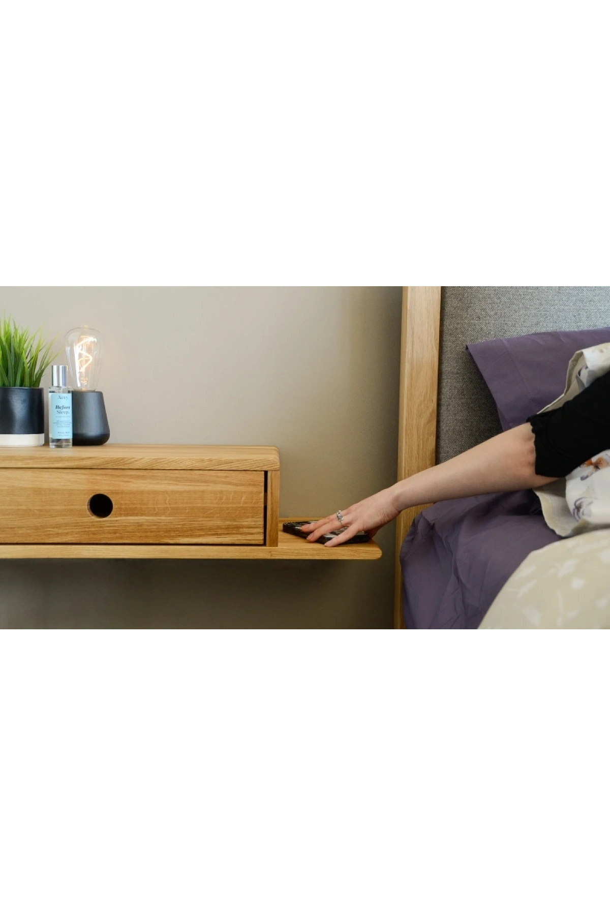 Ahşap çekmeceli raflı uçan komodin