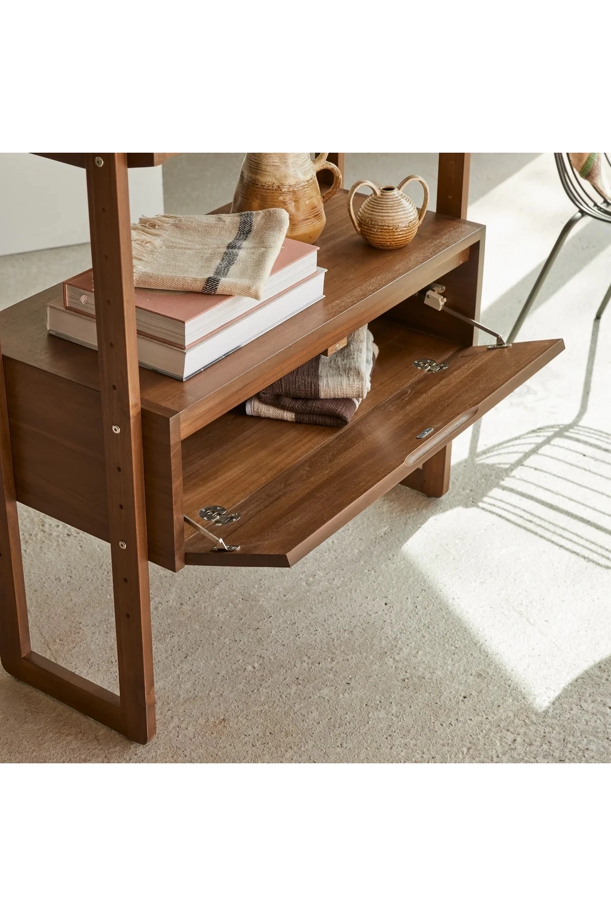 Librería de madera de nogal con estantes de pino macizo