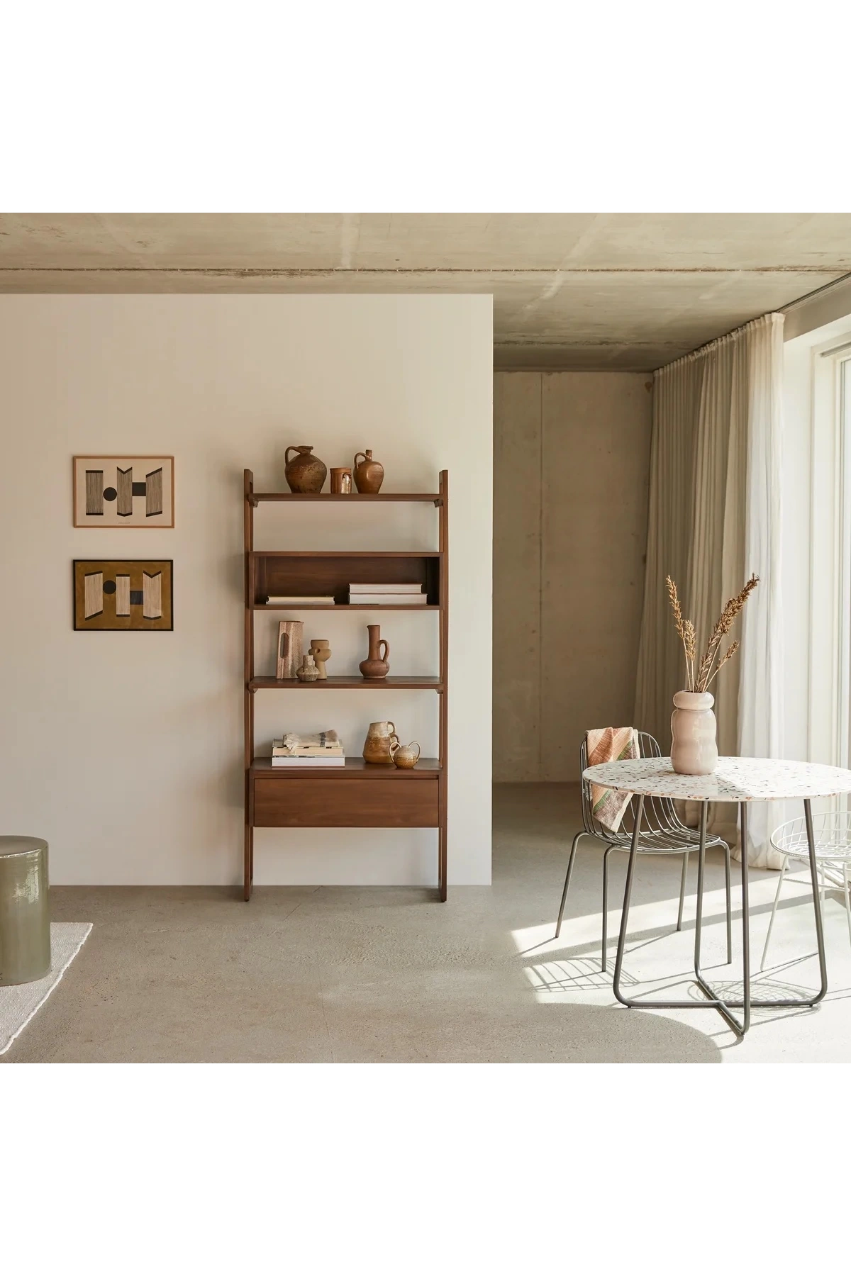 Librería de madera de nogal con estantes de pino macizo
