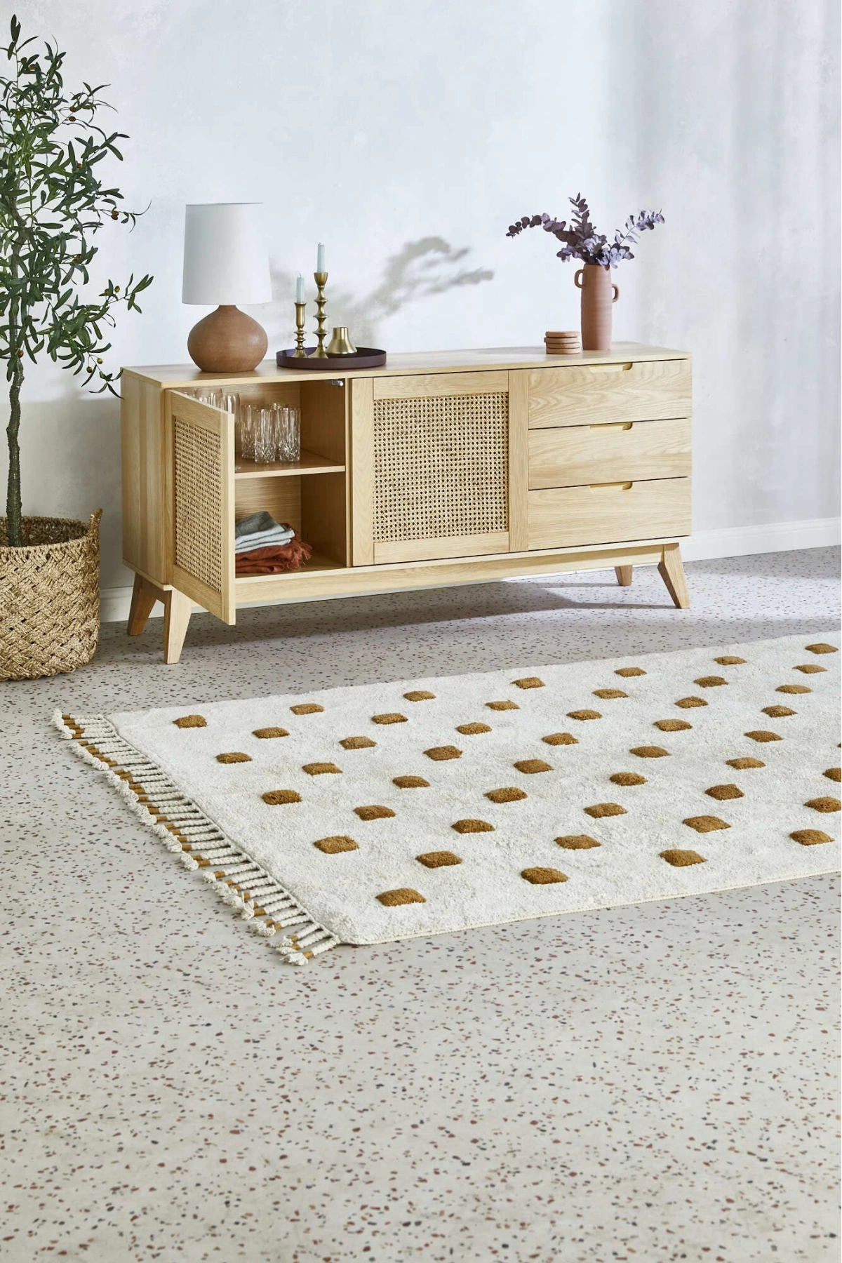 Console dettagliata in legno massello Nordic