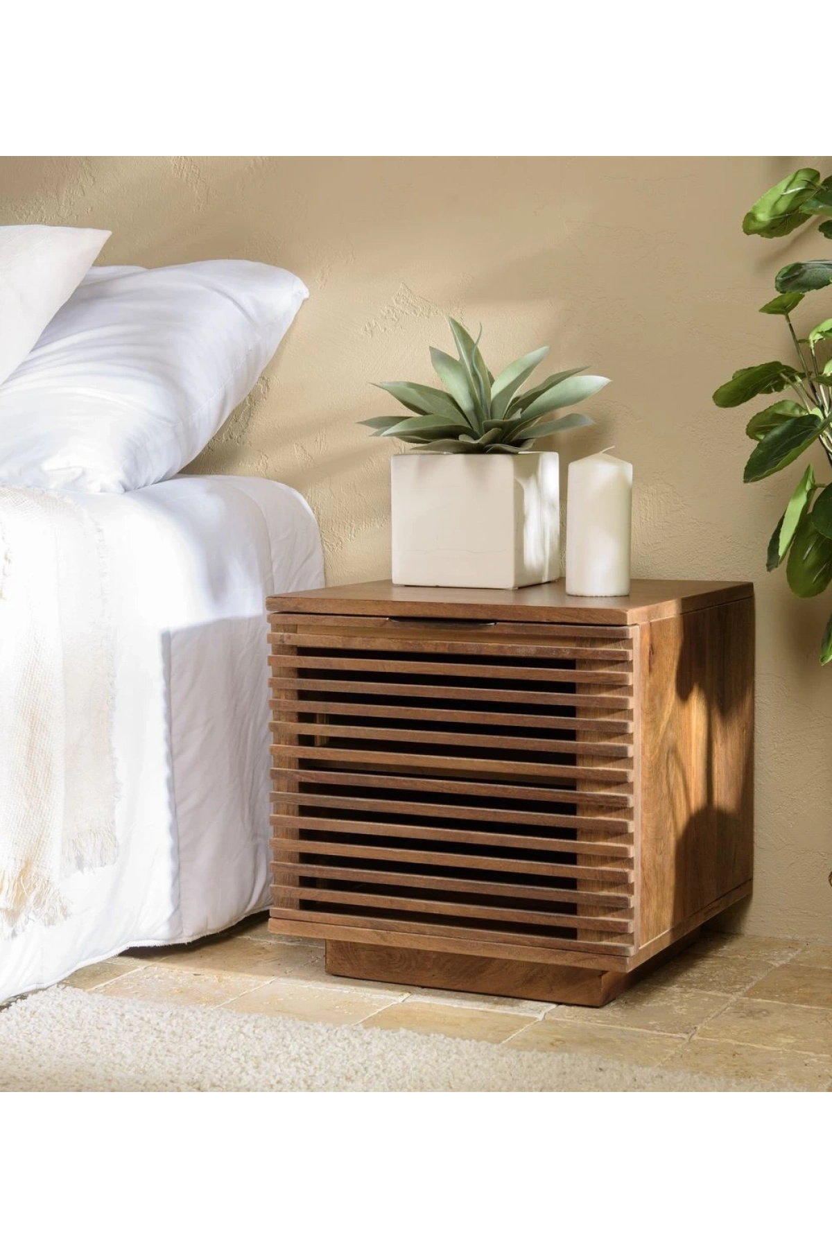 Cómoda con tapa de rejilla de madera