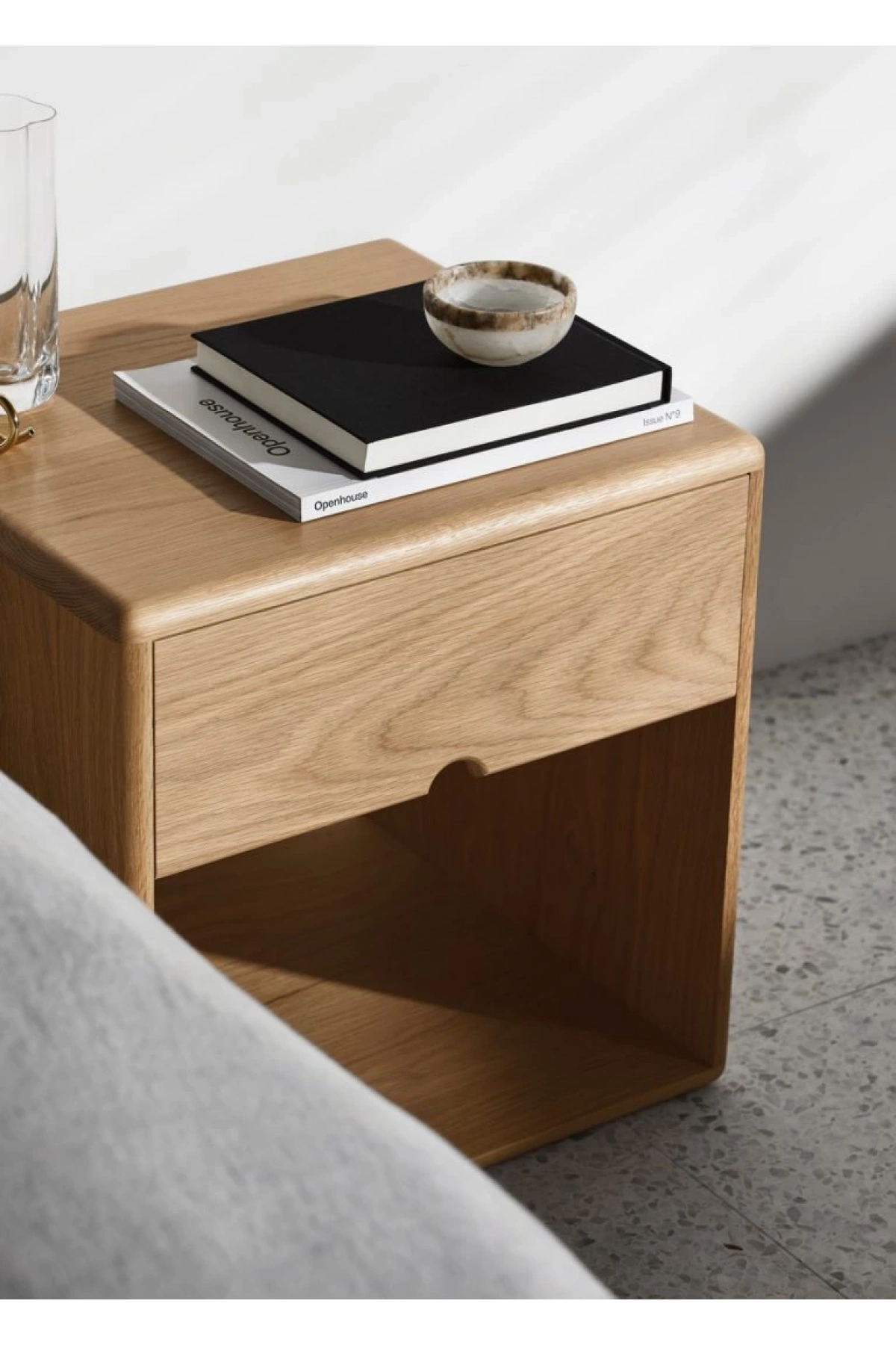 Ahşap tek çekmeceli geniş raflı komodin