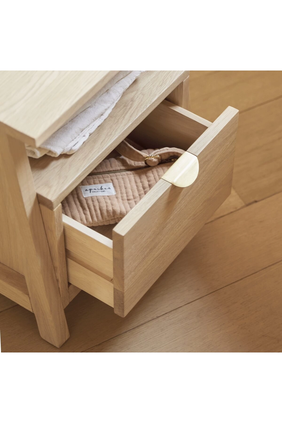 Comodino in legno massello con un cassetto