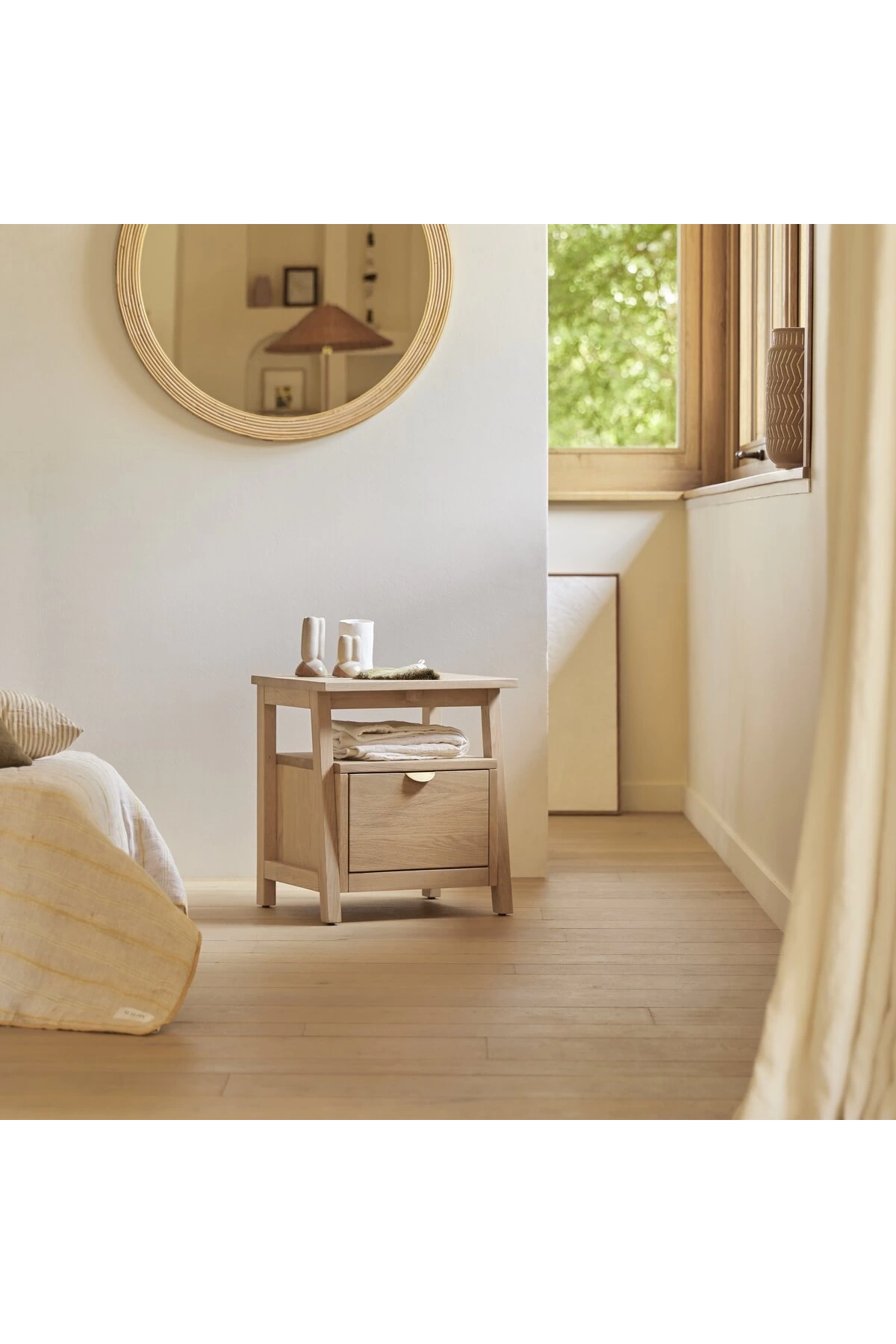 Cómoda de madera maciza de un cajón de Pola