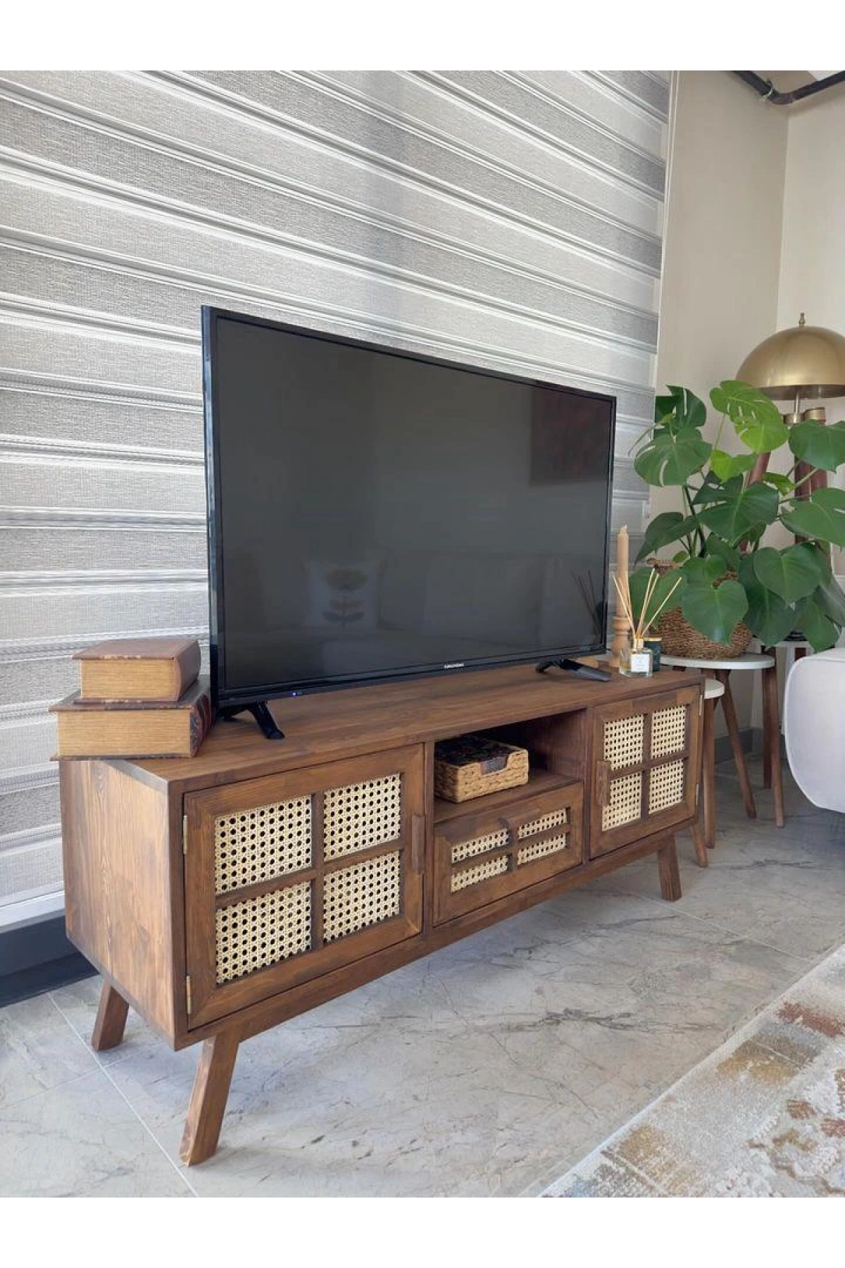 Mobile porta TV vintage in legno dettagliato