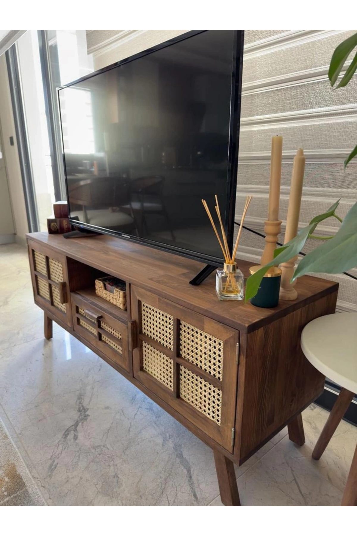 Mobile porta TV vintage in legno dettagliato