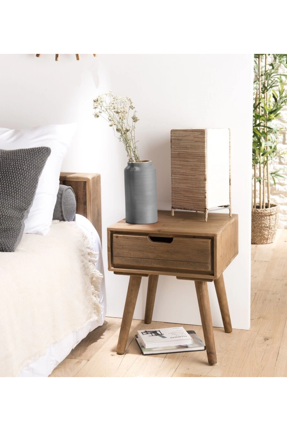 Cómoda vintage de madera con un solo cajón