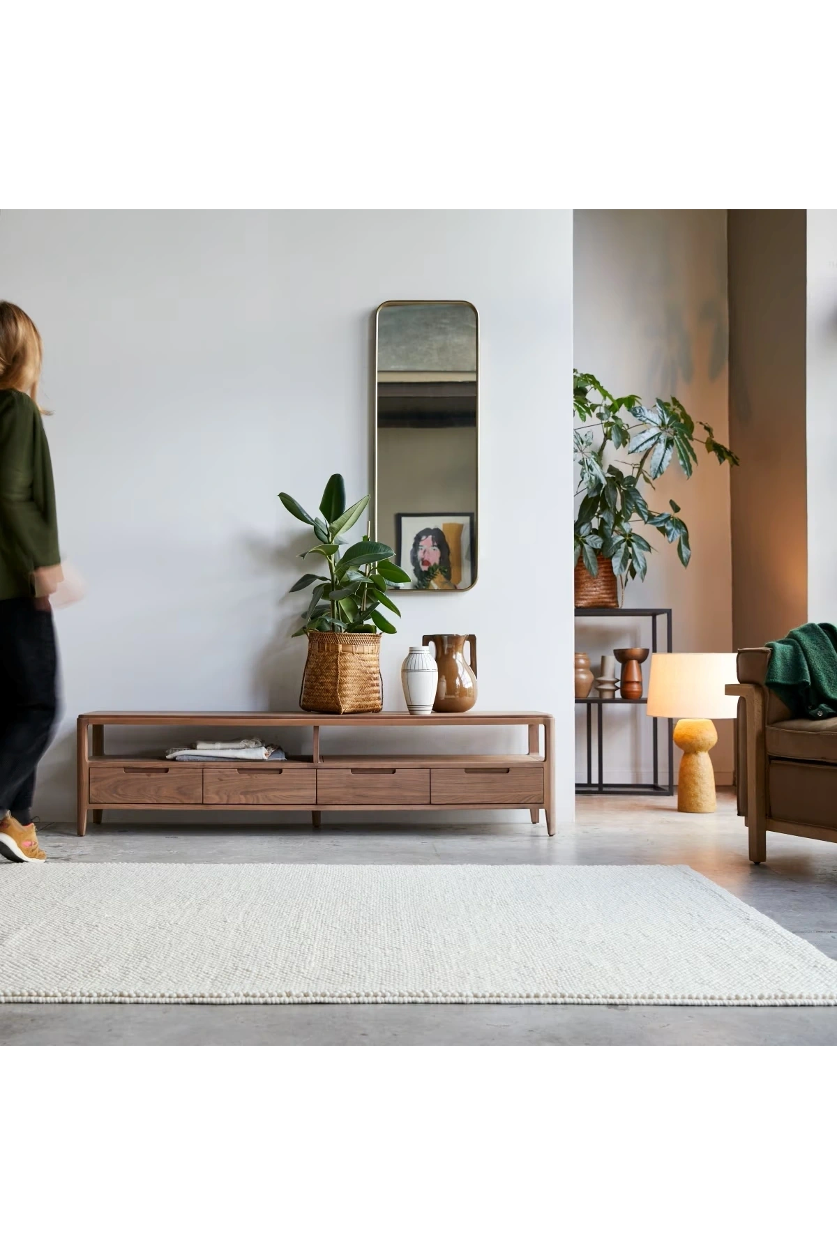 Massives Walnussmodell-TV-Gerät aus Massivholz in Eiche