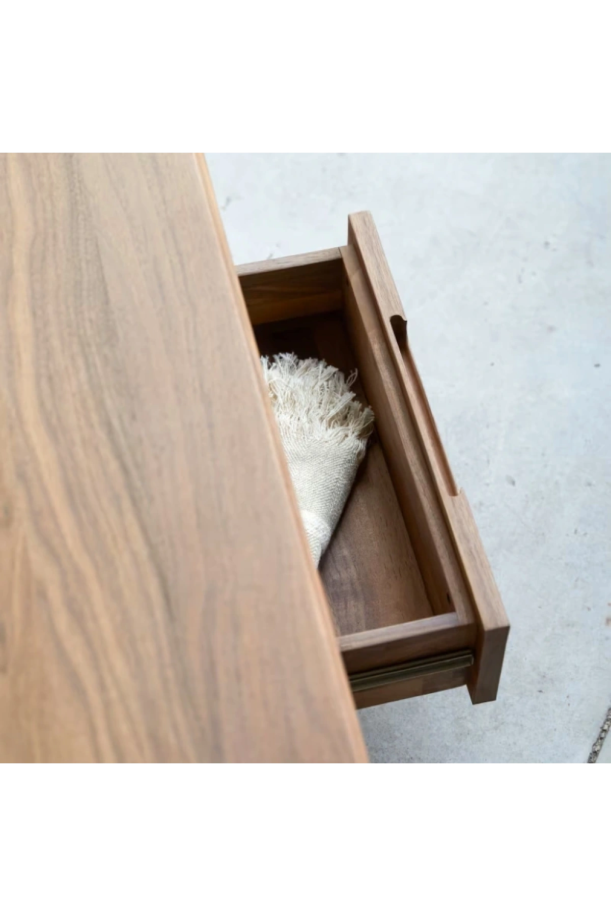 Mueble de TV de madera maciza de nogal modelo alto