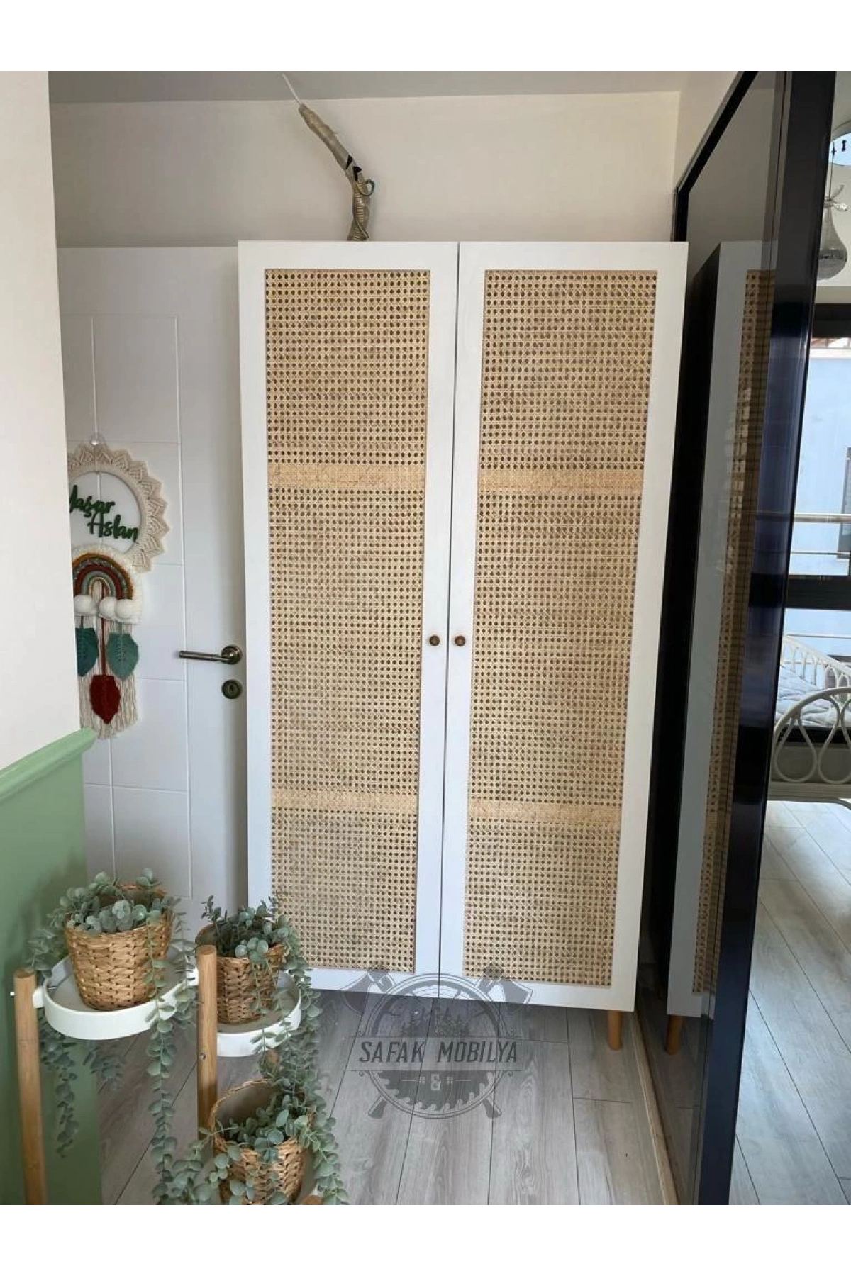 Bambu hazeranlı beyaz çok amaçlı dolap