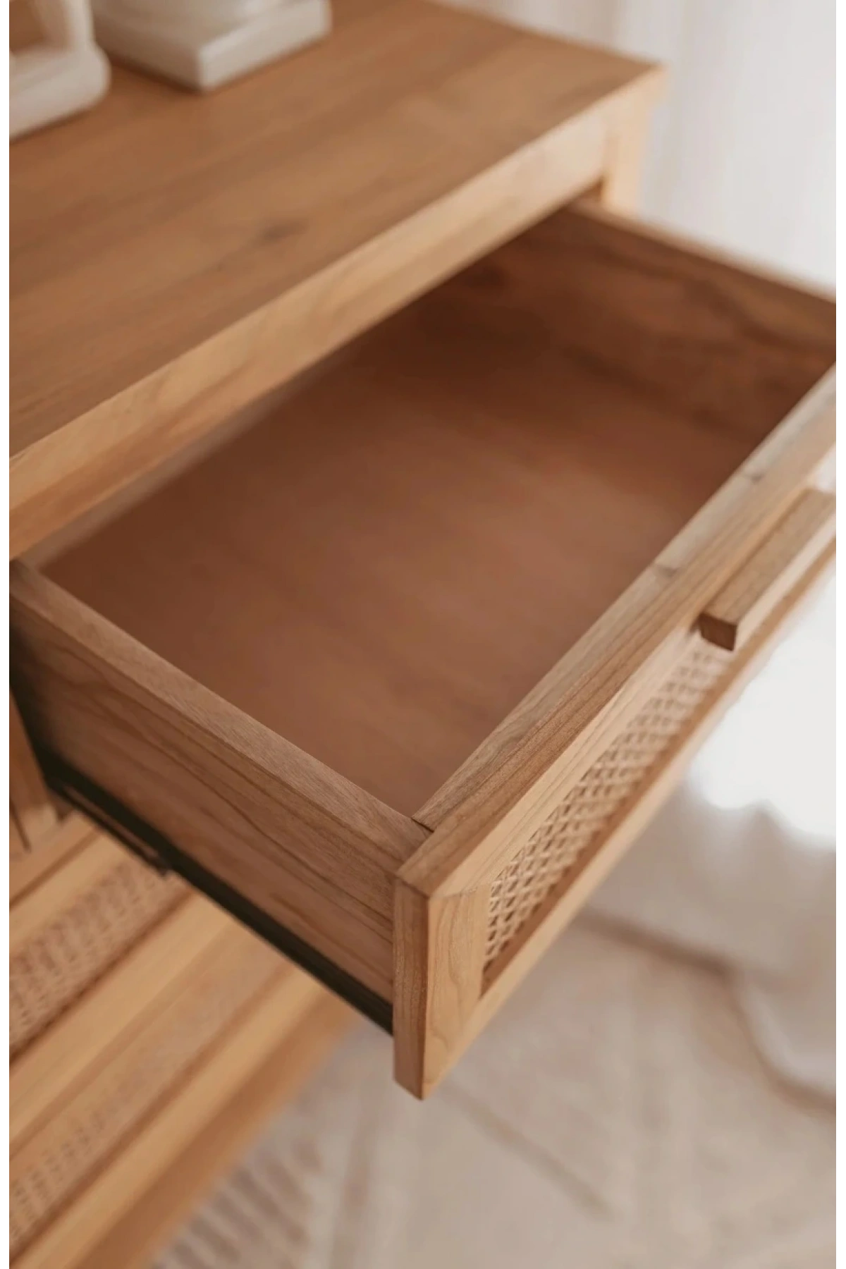 Dublin Bambu Hazeran Detaylı Masif Ahşap Şifonyer