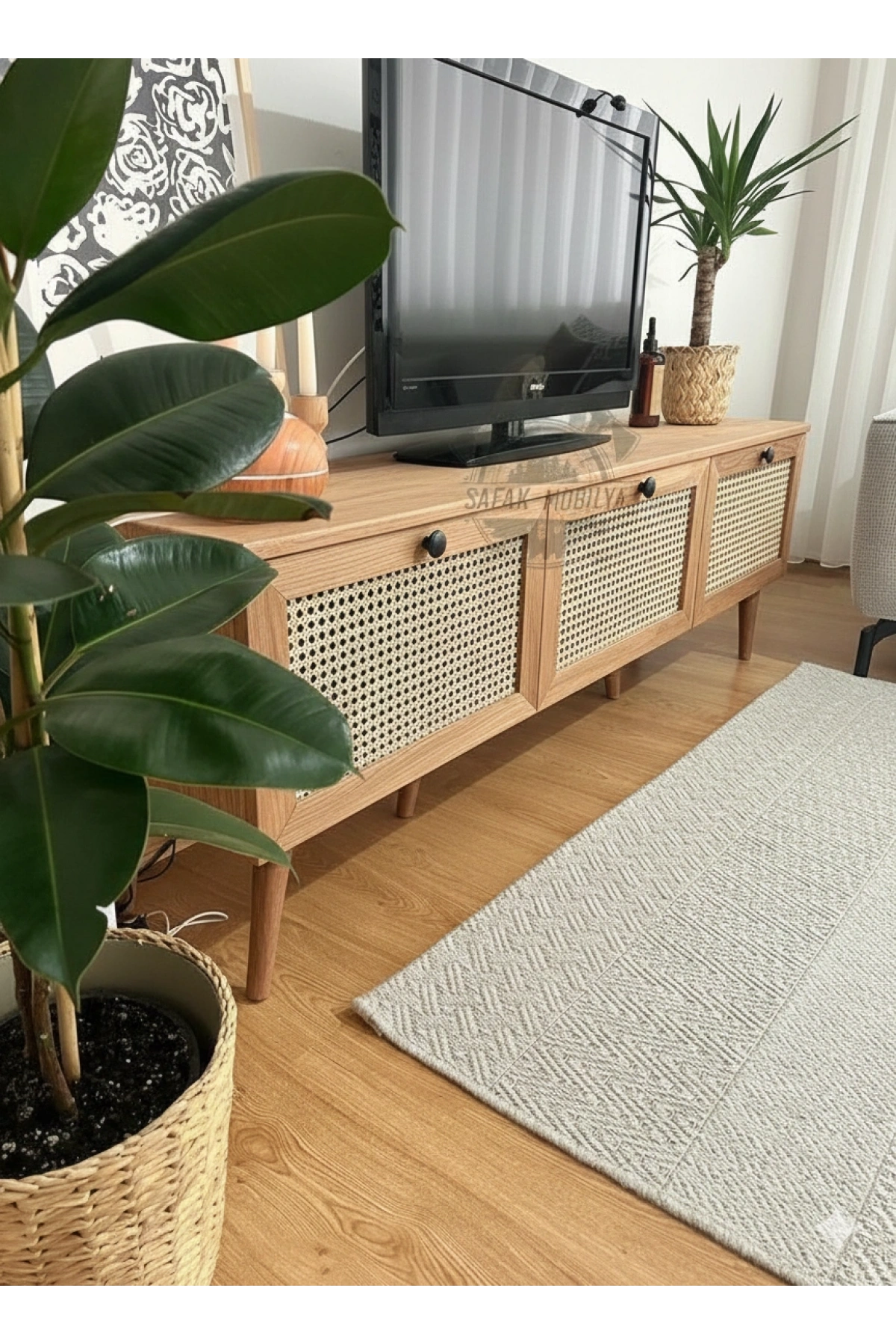 Hazeran Detaylı Masif Ahşap Devirmeli 3 Kapaklı Tv Ünitesi Açık Ceviz