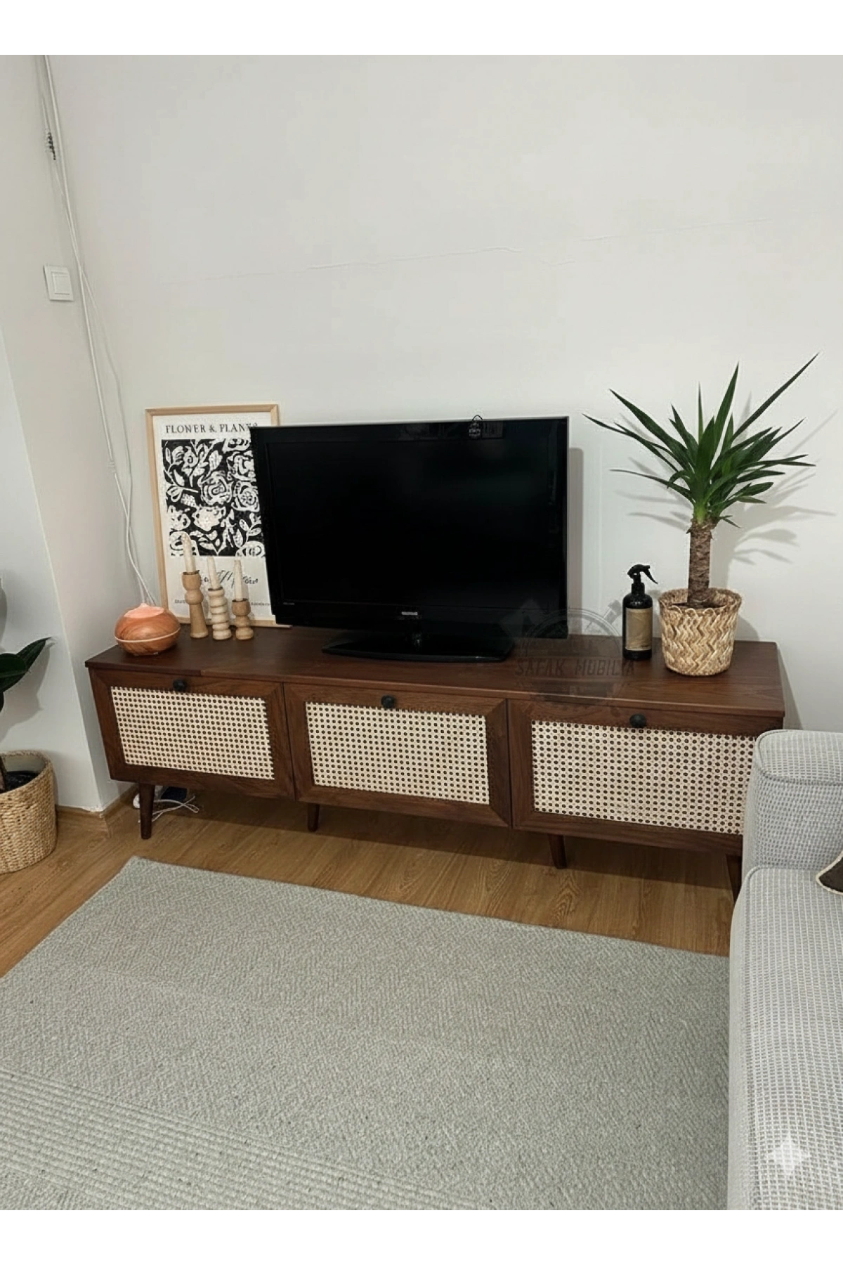 Hazeran Detaylı Masif Ahşap Devirmeli 3 Kapaklı Tv Ünitesi Koyu Ceviz