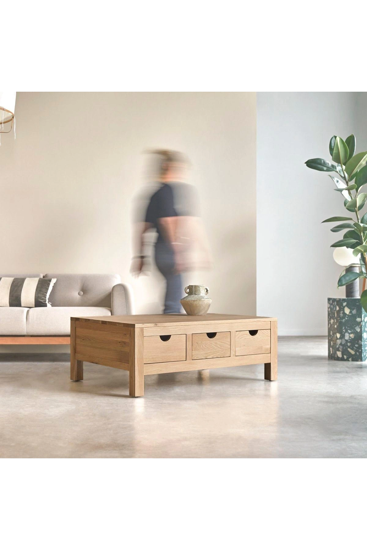 Tavolino centrale con cassetti in legno massello di Winchester