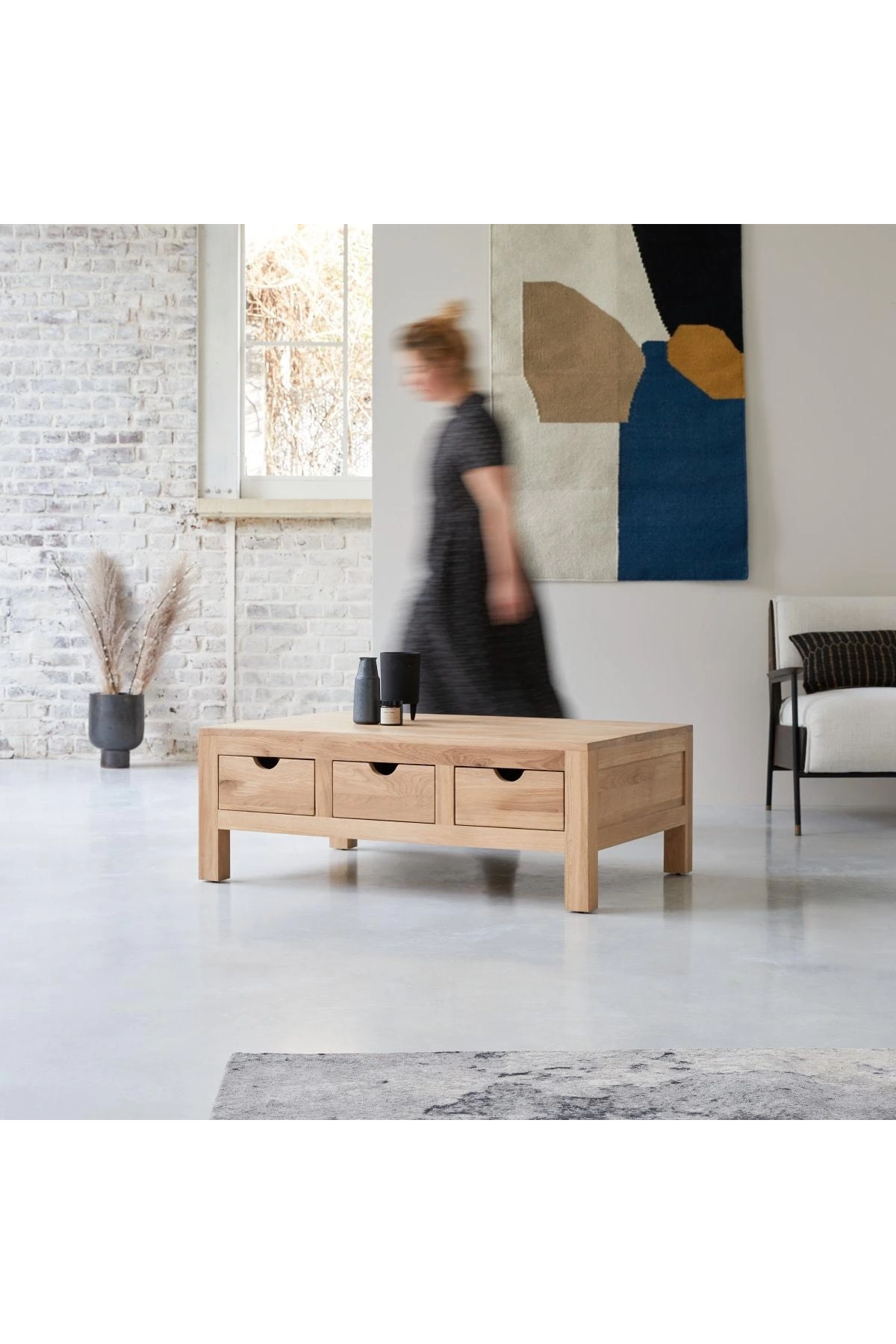 Tavolino centrale con cassetti in legno massello di Winchester