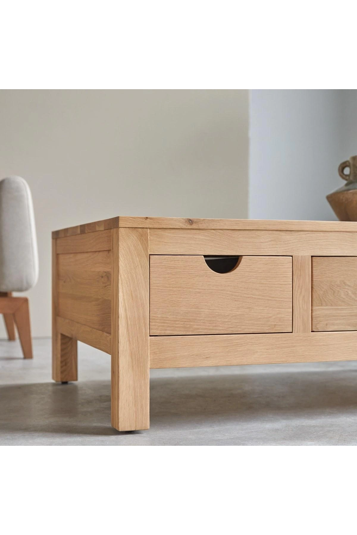 Tavolino centrale con cassetti in legno massello di Winchester