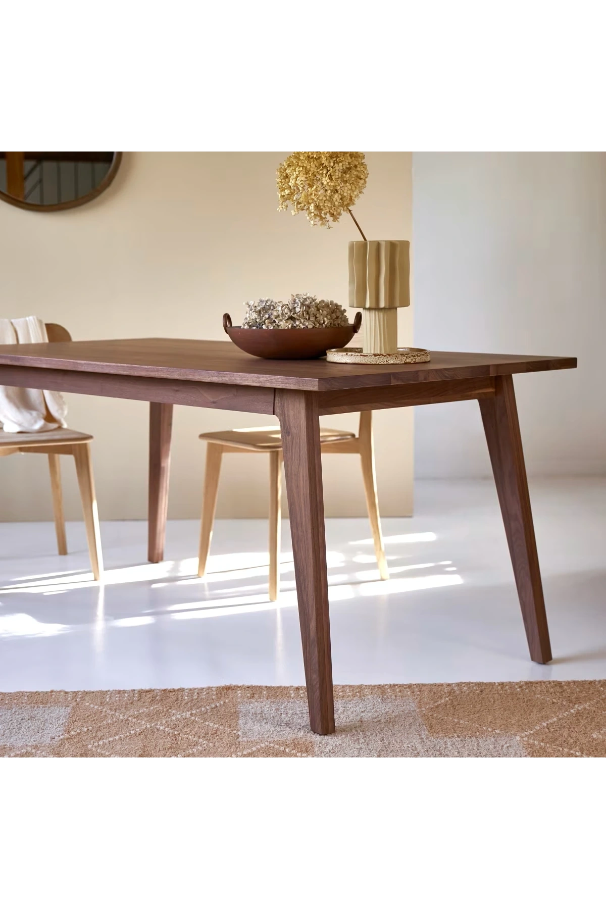 Mesa de comedor de madera maciza de nogal Sara