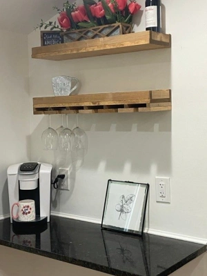 Ahşap dekoratif bardaklık rafı