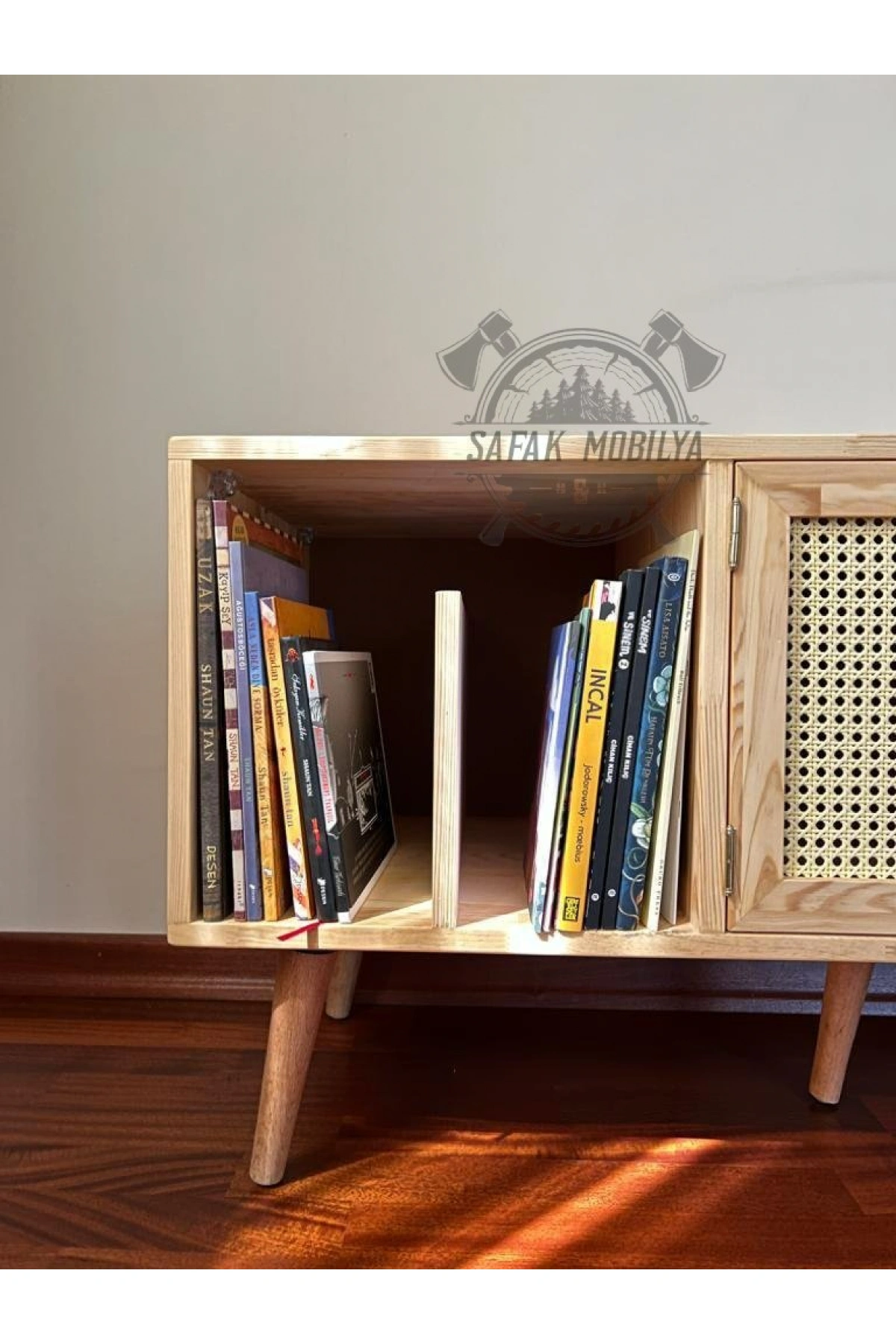 Ahşap kitaplık bölmeli hazeran detaylı tv ünitesi