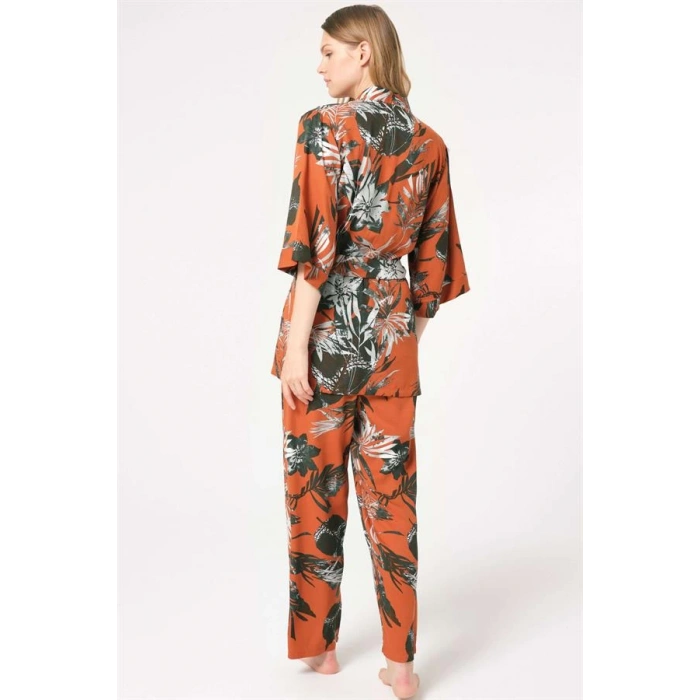 Amora Secret Kadın Fantazi İç Giyim 5795 İp Askılı V Yaka Viskon Çiçek Desenli Kışlık Örme Normal Bel Nakış Detaylı Pijama Takımı Sabahlık - Şehvetli ve Zarif Tasarım