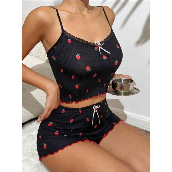 Amora Secret  Siyah Üstüne Kırmızı Çilek Desenli Askılı Şortlu Pijama Takımı