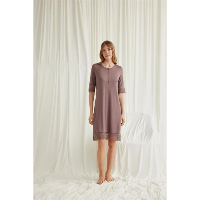 AMORA SECRET DANTEL DETAYLI KISA KOLLU VE ÖNÜ DÜĞMELI GECELIK