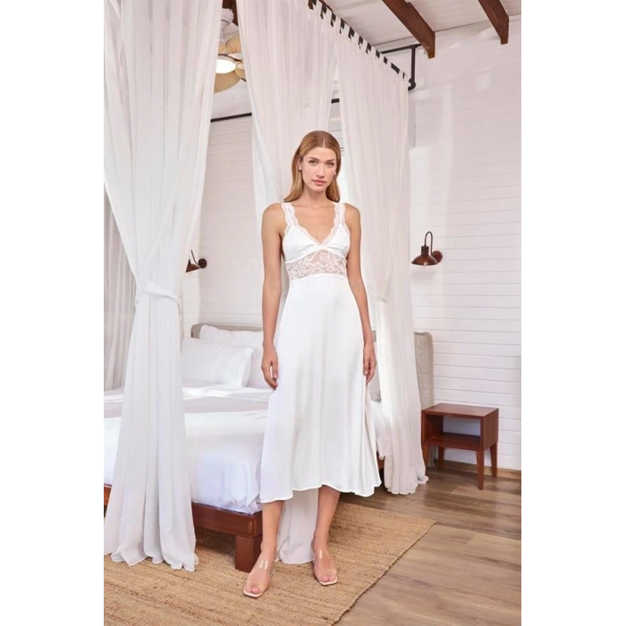 AMORA SECRET GÖĞÜS VE SIRT DEKOLTELI DANTELLI VE YIRTMAÇLI SATEN GECELIK