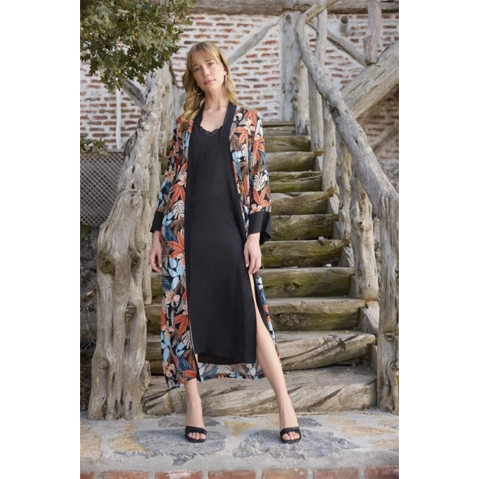 ÖZEL TASARIM ÇİÇEK VE YAPRAK DESENLİ DANTELLİ VE DEKOLTELİ SABAHLIK TAKIMI