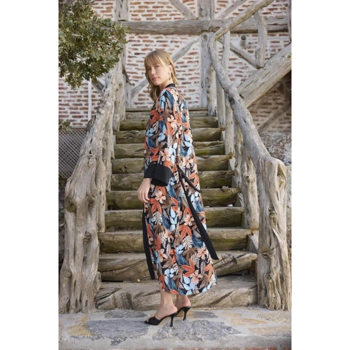 ÖZEL TASARIM ÇİÇEK VE YAPRAK DESENLİ DANTELLİ VE DEKOLTELİ SABAHLIK TAKIMI