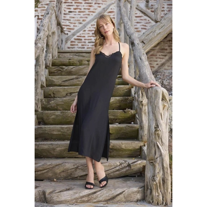 ÖZEL TASARIM ÇİÇEK VE YAPRAK DESENLİ DANTELLİ VE DEKOLTELİ SABAHLIK TAKIMI