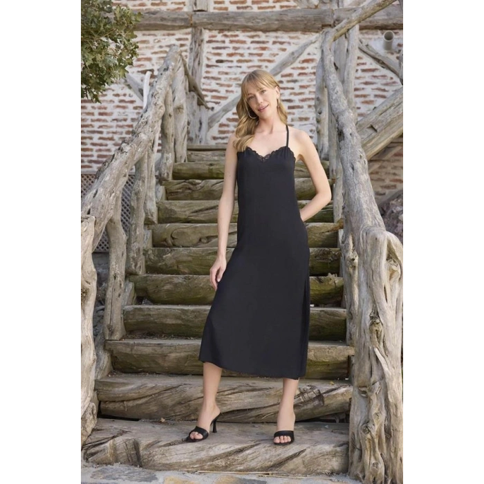 ÖZEL TASARIM ÇİÇEK VE YAPRAK DESENLİ DANTELLİ VE DEKOLTELİ SABAHLIK TAKIMI