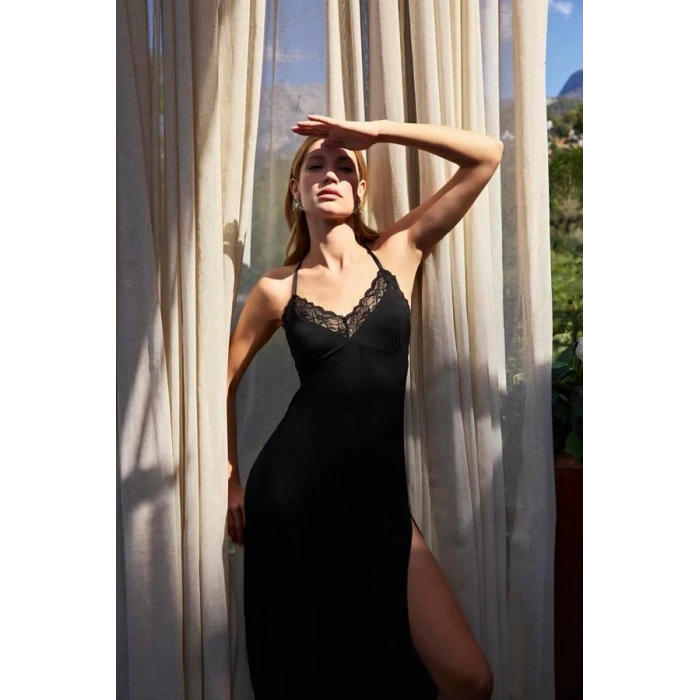 ÖZEL TASARIM  DANTELLİ VE DEKOLTELİ YIRTMAÇLI GECELİK