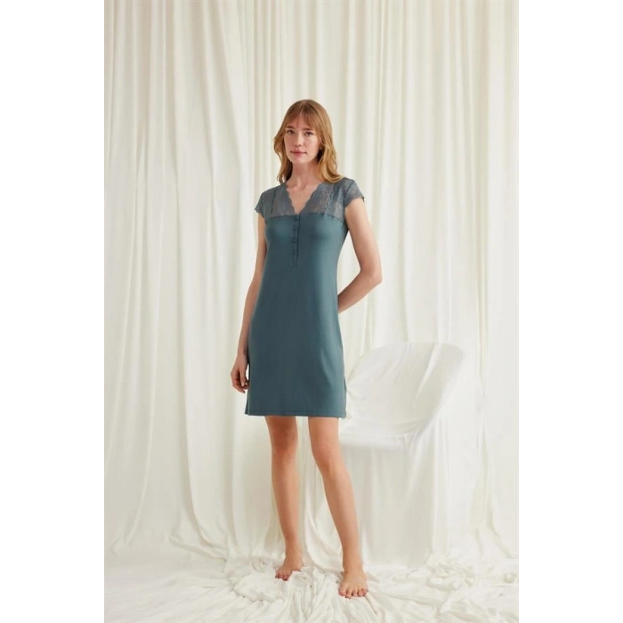 ÖZEL TASARIM  KOLU OMZU VE YAKASI DANTELLİ ÖNÜ DÜĞMELİ GECELİK