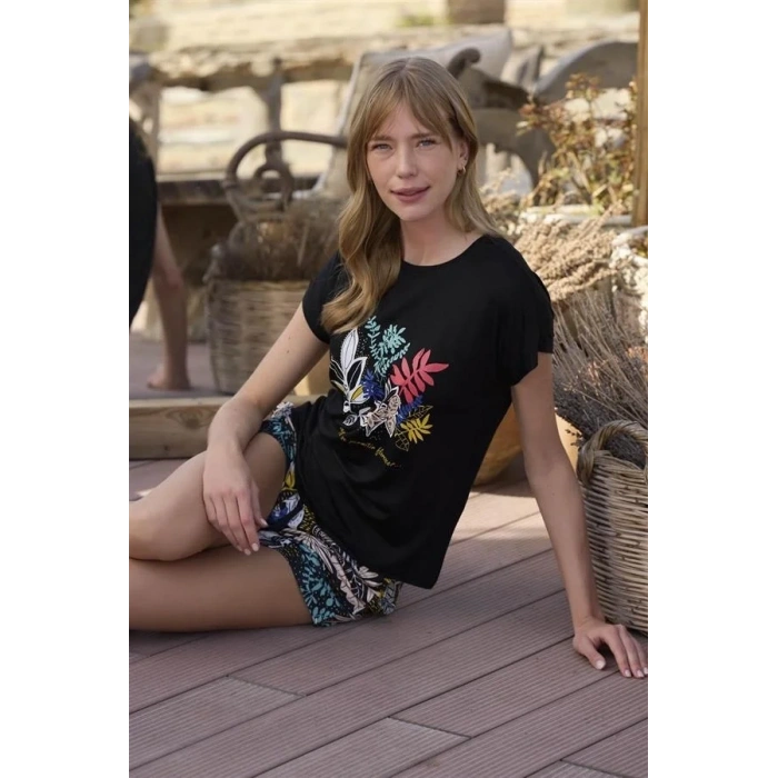 ÖZEL TASARIM  YAPRAK DESENLİ VE BASKILI O SEGREDO E SE PERMİTİR FLORESCER ŞORT TAKIMI