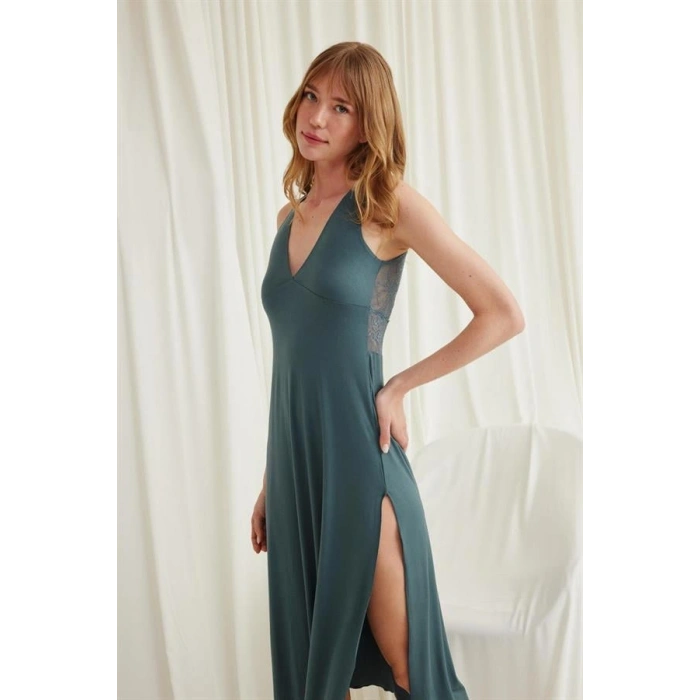 AMORA SECRET YAKASI VE SIRTI DEKOLTELI DANTELLI YIRTMAÇLI GECELIK