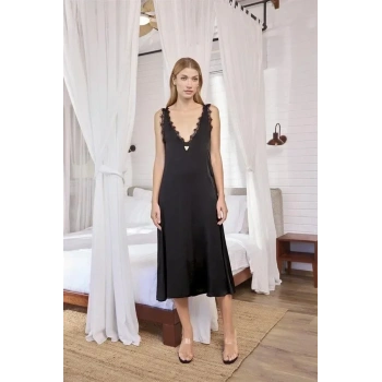 ÖZEL TASARIM  GÖĞÜS VE SIRT DEKOLTELİ DANTELLİ SATEN GECELİK