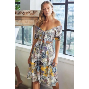 Amora Secret Kadın Fantazi İç Giyim Dokuma Önden Bağlamalı Çiçek Baskılı Omuzu Düşük Büstiyer ve Önden Düğmeli Etek Takım - Şehvetli ve Zarif Tasarım