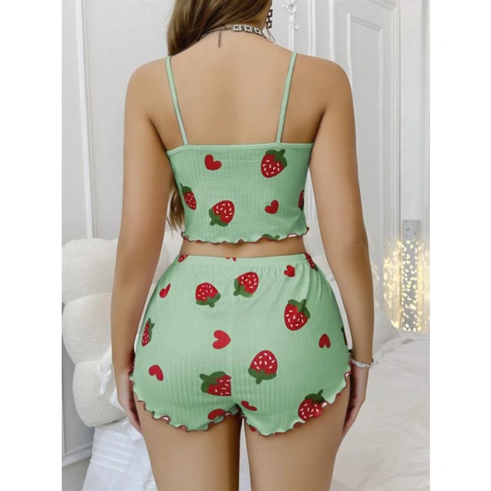 Amora Secret Kadın Fantazi İç Giyim Pamuklu Yeşil Üstüne Çilek Desen Fitilli Askılı Şortlu Pijama Takımı - Şehvetli ve Zarif Tasarım