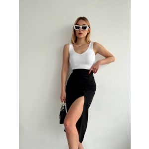 Büzgülü uzun yırtmaçlı midi boy etek siyah