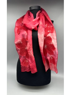 AÇIK KIRMIZI İPEK ÜZERİNDE KOYU KIRMIZI KEÇE ÇİÇEKLER EL YAPIMI FULAR