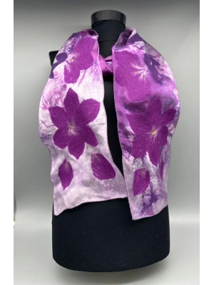 LİLA RENGİ İPEK KUMAŞ ÜZERİNE MOR KEÇEDEN ÇİÇEKLER EL YAPIMI FULAR