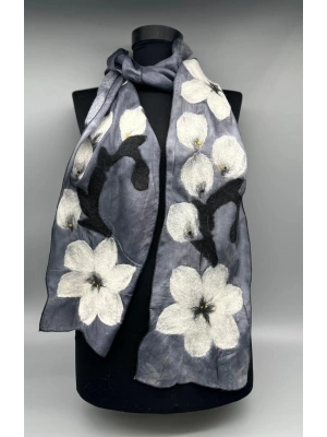 İPEK KUMAŞ ÜZERİNE KEÇE ÇİÇEKLER SERPİLMİŞ EL YAPIMI FULAR