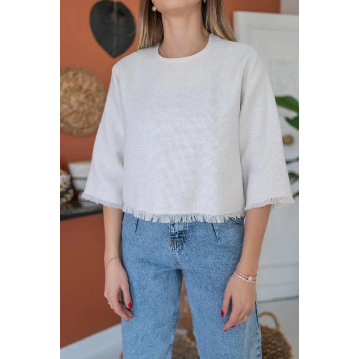 Beyaz Püskül Detaylı Bluz