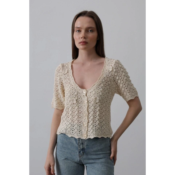 Çiçek Detaylı Düğmeli Triko  Ekru