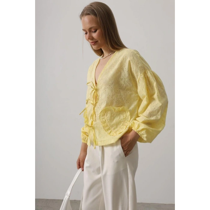 Kalp Detaylı Bağlamalı Brode Bluz  arı